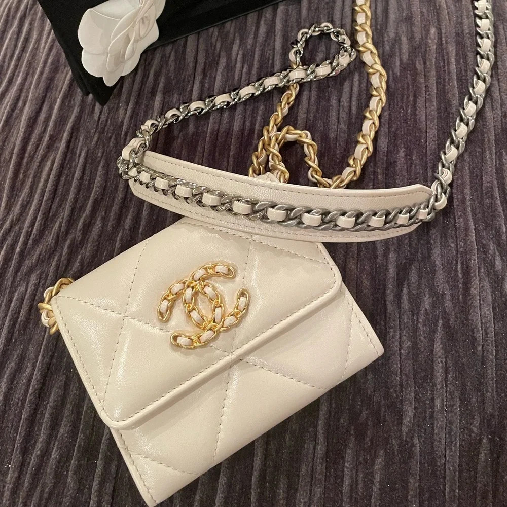 ❌❌❌SOLD❌❌❌CHANEL 19 Authentic Cardholder On Chain - Picture 1 of 16
